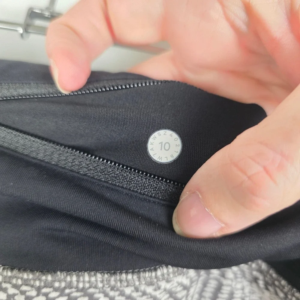 Lululemon Speed Up Shorts‎ Black White Snakeskin Print Size 10 Running Workout